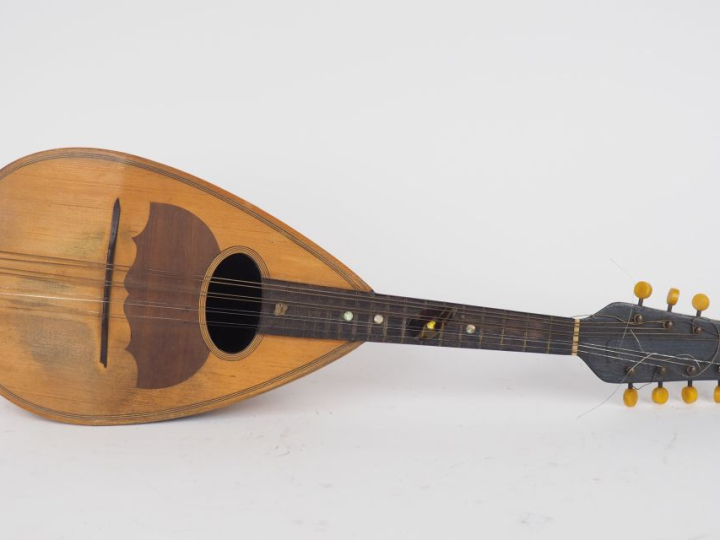 Mandoline napolitaine en bois.