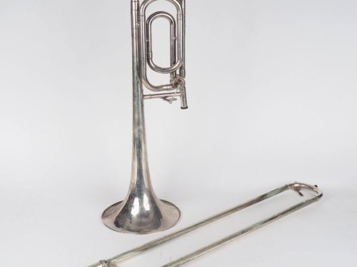 Antoine COURTOIS à Paris. Trombone Symphonie 400 n° 25808. (Oxydations