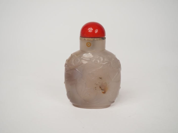Flacon de tabatière extrême orient en jade à décor d'oiseaux et de fle