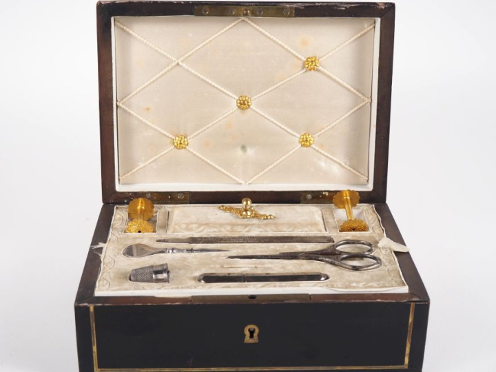 Coffret à couture Napoléon III en bois noirci et marqueterie boulle, i