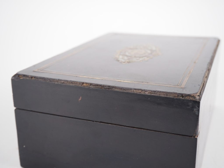Coffret à couture Napoléon III en bois noirci et marqueterie boulle, i