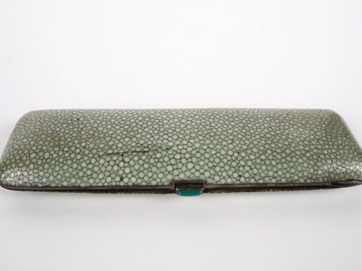 Etui début Xxème en vermeil gainé de galuchat teinté vert, bouton pous
