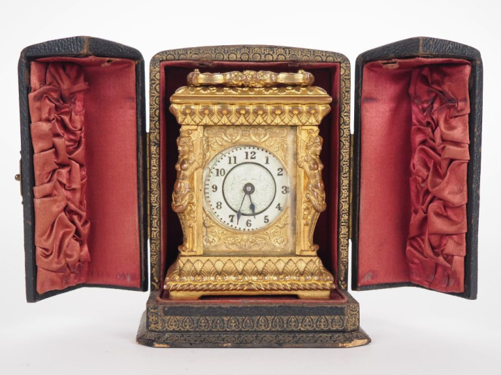 Pendulette de voyage fin XIXème - début XXème de style Louis XIV en br