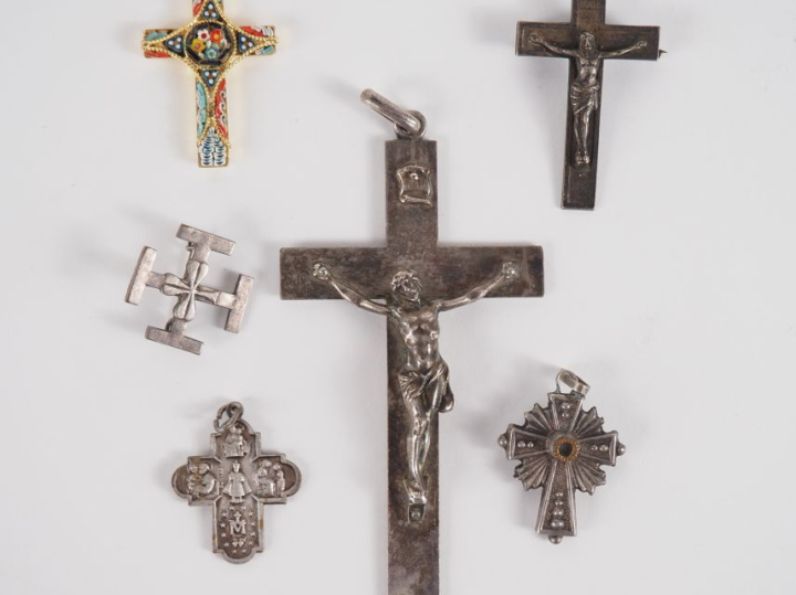 Ensemble comprenant :  - un crucifix de berceau en métal argenté - deu