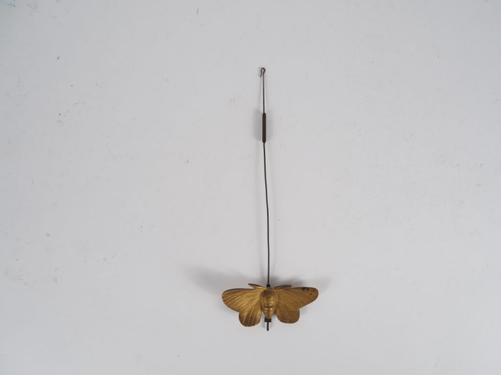 Balancier de pendule XIXème en bronze doré figurant un papillon. Dim. 