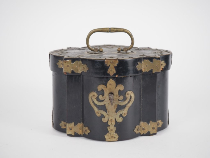 Boîte à bijoux Napoléon III en bois noirci, ornementation de laiton à 