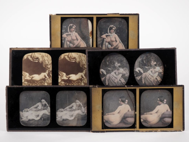 10 différentes plaques daguerréotypes érotiques. Dim. 8,5 x 17 cm.