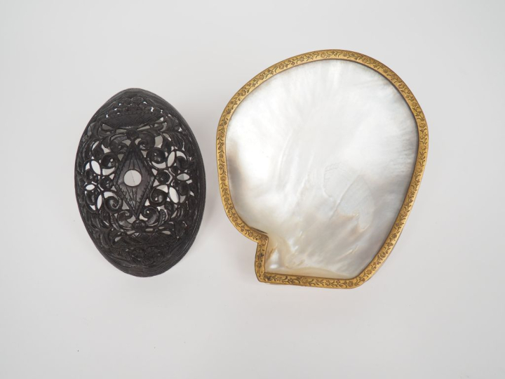 Demi-noix de coco sculptée à décor ajouré de rinceaux feuillagés et de