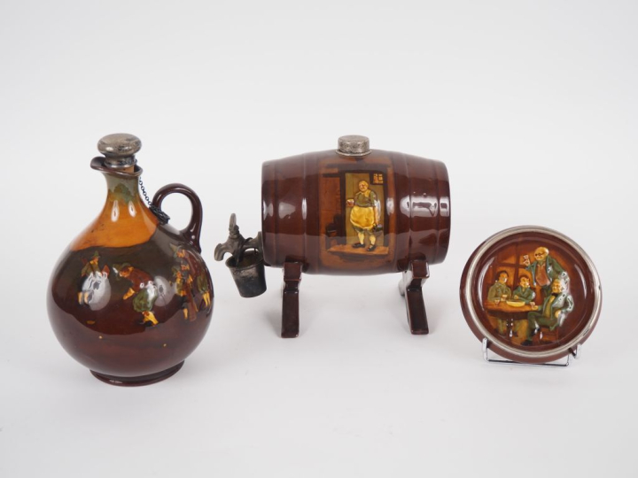 ROYAL DOULTON. Ensemble comprenant un cendrier, un pichet et une barri