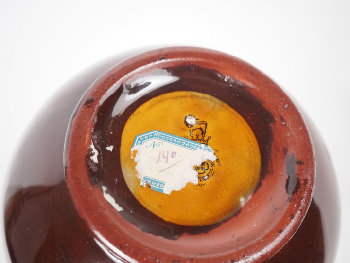 ROYAL DOULTON. Ensemble comprenant un cendrier, un pichet et une barri