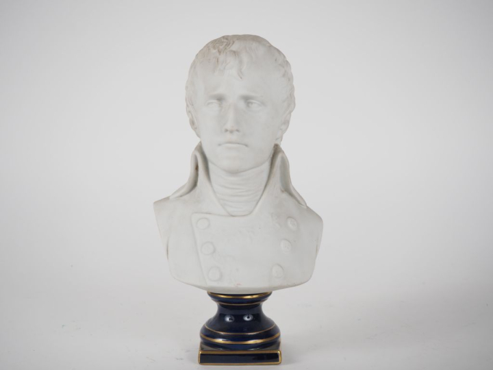 Buste de Napoléon en biscuit et porcelaine. H. 26 cm.
