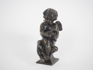 Vente aux enchères Sujet en bronze fin XIXème, "angelot à la colombe". H. 13 cm.