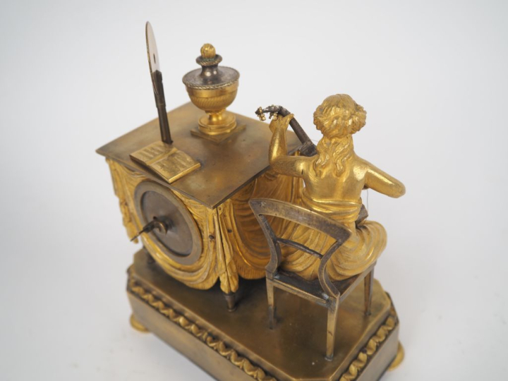 Pendulette musicale de style Directoire en bronze doré, à décor de jeu