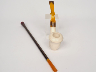 Vente aux enchères Pipe en écume de mer et composition. On y joint un fume-cigarette à dé
