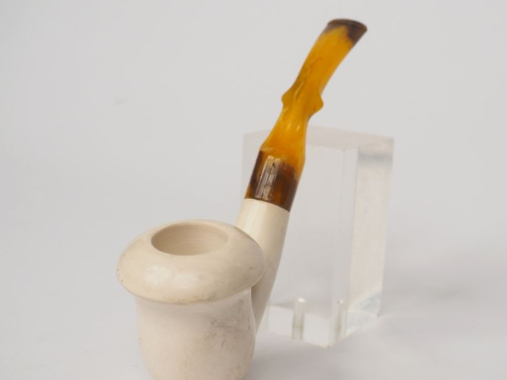 Pipe en écume de mer et composition. On y joint un fume-cigarette à dé
