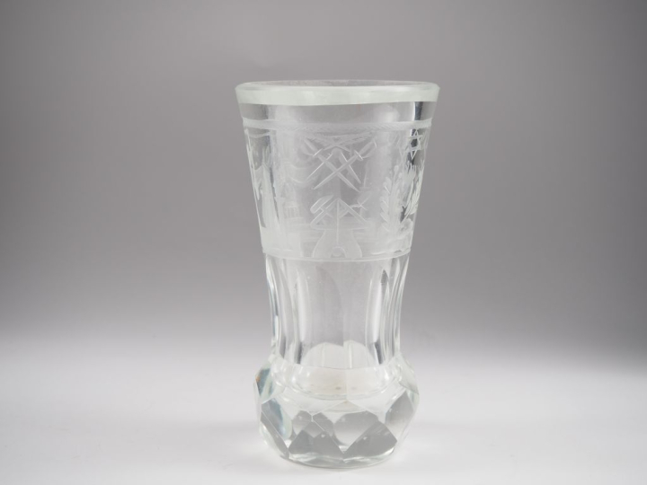 Verre maçonnique en cristal taillé à décor gravé de symboles maçonniqu