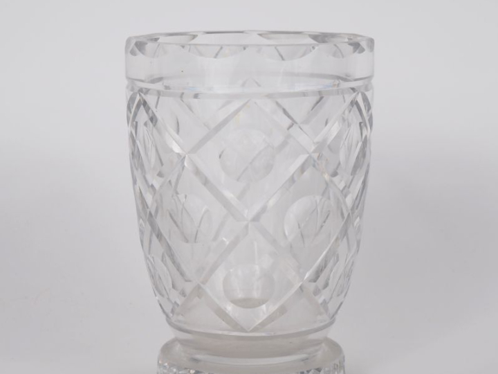 SAINT LOUIS. Vase sur piedouche en cristal taillé à décor de croisillo