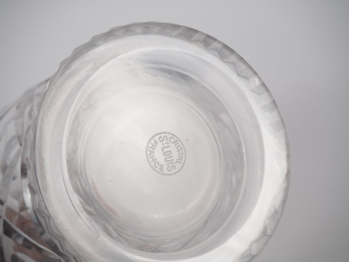 SAINT LOUIS. Vase sur piedouche en cristal taillé à décor de croisillo