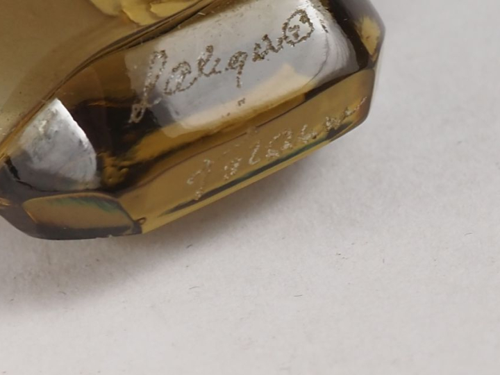 LALIQUE France. "Léda et le cygne". Sujet en verre sablé ou cristal ? 