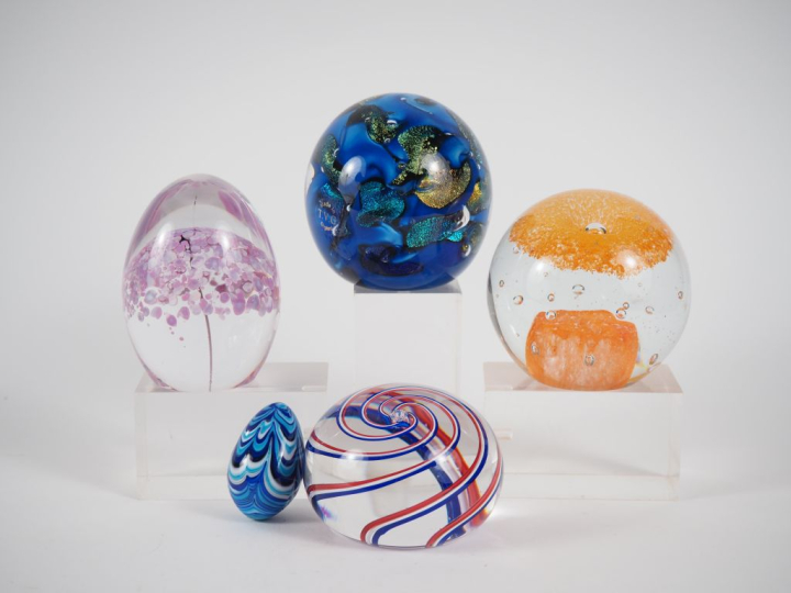 SAINT LOUIS. Presse-papier en sulfure commémorant le bicentenaire de l