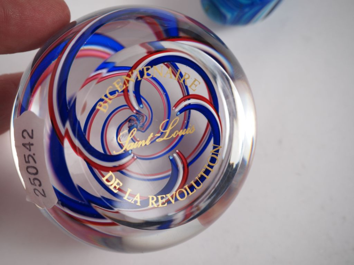 SAINT LOUIS. Presse-papier en sulfure commémorant le bicentenaire de l