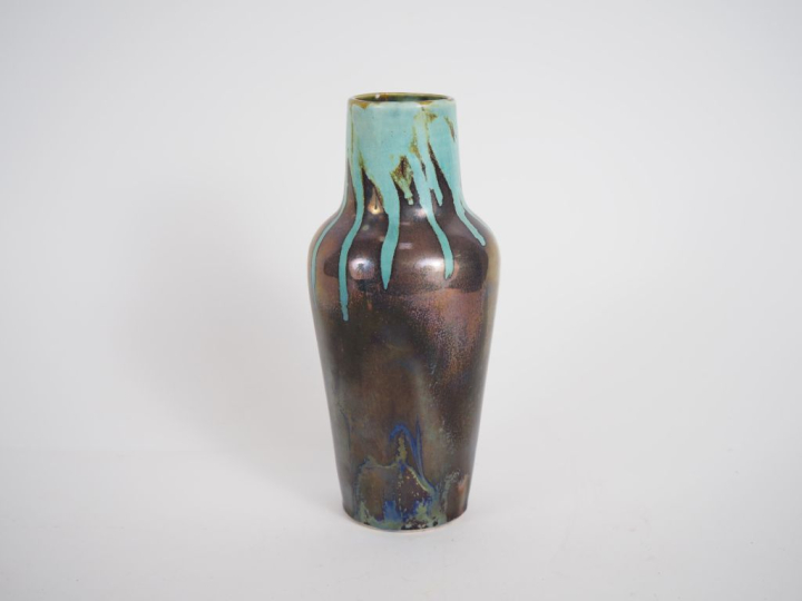 Vase Art Déco en céramique argentée et verre.  H. 18,5 cm