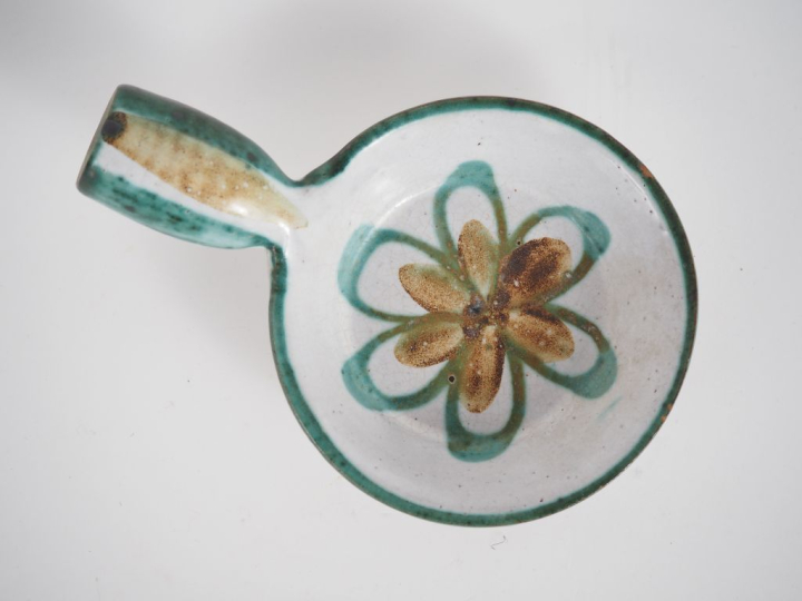 Robert PICAULT. Petite cassolette en céramique à décor de fleur. H. 5 
