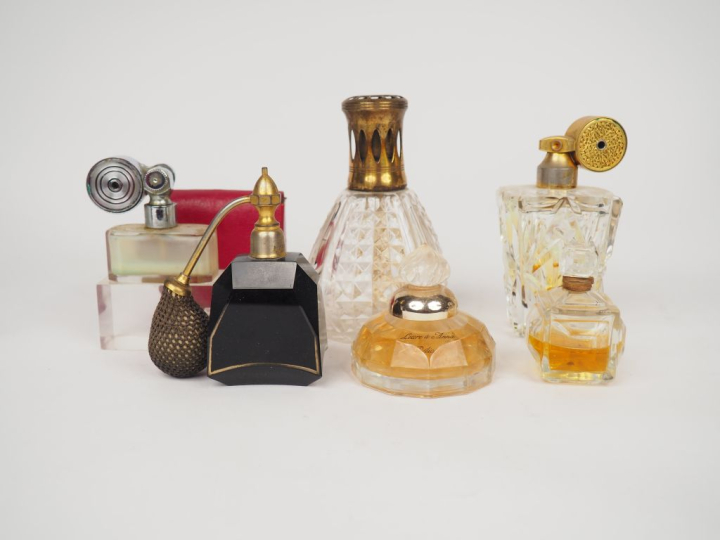 Six différents flacons de parfums ou vaporisateurs anciens. H. de 7 à 