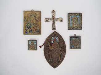 Vente aux enchères 5 différentes icones religieuses en bronze et émail. H. de 6,5 à 15,5 