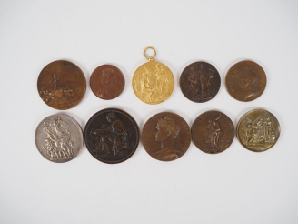 Vente aux enchères Dix différentes médailles en bronze et métal argenté ou doré d'après D