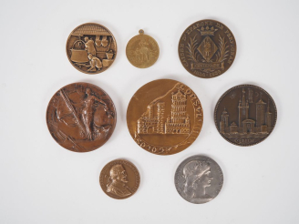 Vente aux enchères Huit différentes médailles en bronze et métal argenté ou doré d'après 