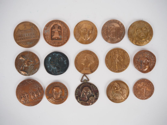 Vente aux enchères 26 différentes médailles en bronzes. Diam. De 5 à 8 cm.