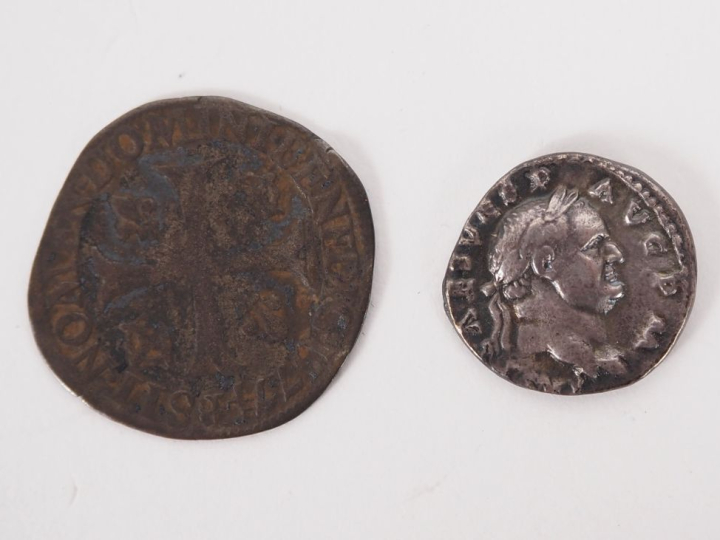 Deux monnaie anciennes dont un denier Vespasien. Diam. 1,8 et 2 cm.