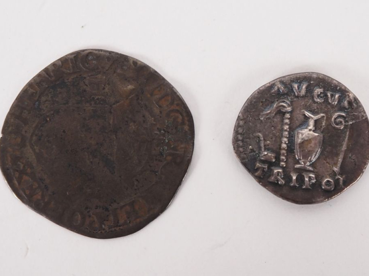 Deux monnaie anciennes dont un denier Vespasien. Diam. 1,8 et 2 cm.