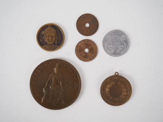 Vente aux enchères 4 différentes pièces et médailles Indochinoise en bronze ou cuivre. Di