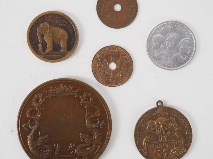 4 différentes pièces et médailles Indochinoise en bronze ou cuivre. Di