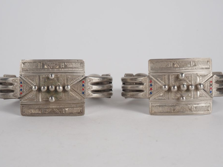 Paire de bracelets de cheville berbères en métal argenté ou argent bas