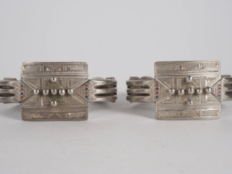 Vente aux enchères Paire de bracelets de cheville berbères en métal argenté ou argent bas