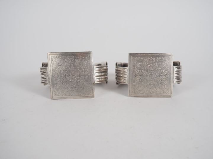 Paire de Bracelets Berbères en métal argenté ou argent bas-titre à déc