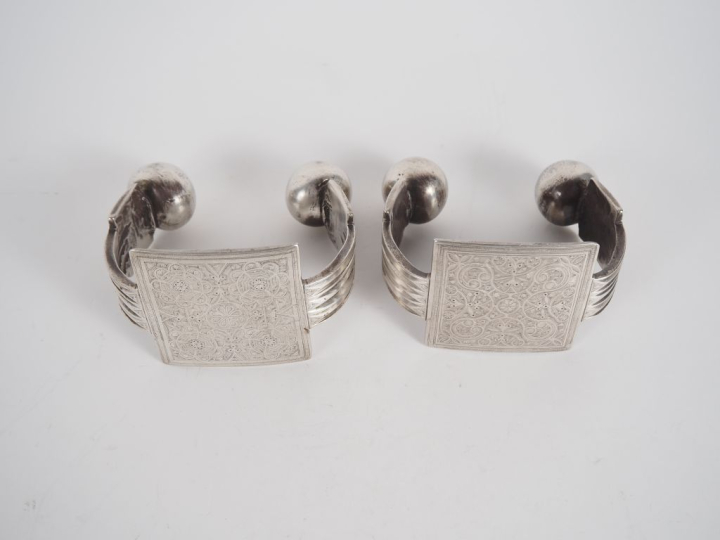 Paire de Bracelets Berbères en métal argenté ou argent bas-titre à déc