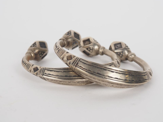 Vente aux enchères Paire de Bracelets Touareg en métal argenté ou argent bas-titre à déco