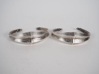 Vente aux enchères Paire de Bracelets Touareg en métal argenté ou argent bas-titre sur de