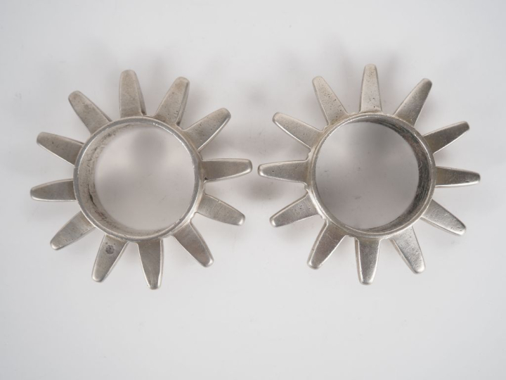 Paire de bracelets Berbères en métal argenté ou argent bas-titre. Diam