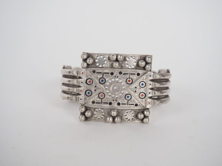 Bracelet Berbère en métal argenté ou argent bas-titre à décor de motif