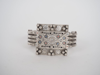 Vente aux enchères Bracelet Berbère en métal argenté ou argent bas-titre à décor de motif