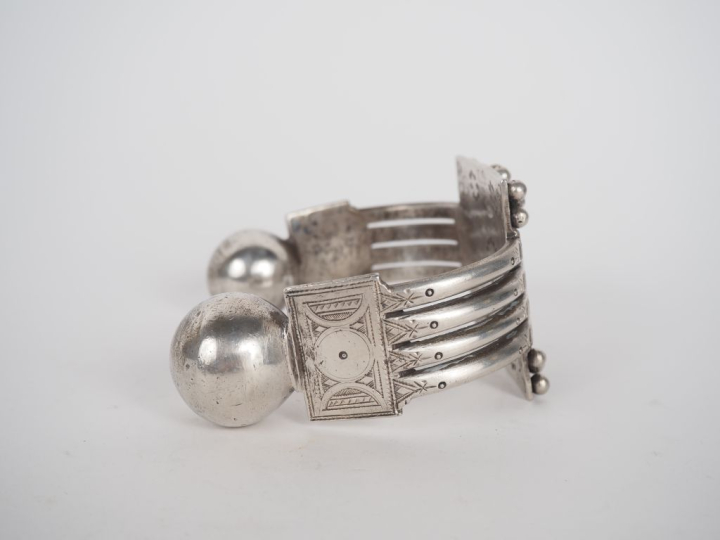 Bracelet Berbère en métal argenté ou argent bas-titre à décor de motif