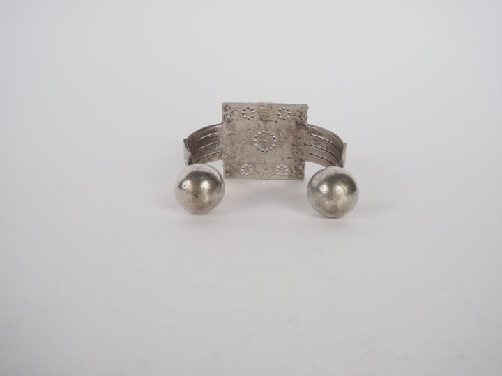 Bracelet Berbère en métal argenté ou argent bas-titre à décor de motif