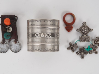 Vente aux enchères Bracelet manchette Berbères en métal argenté ou argent bas-titre à déc