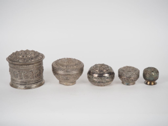 Vente aux enchères Suite de 5 boîtes couvertes à épices extrême orient en métal argenté o