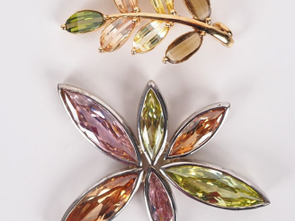 Vente aux enchères 	Ensemble comprenant :  - un pendentif en argent en forme de fleurs, s